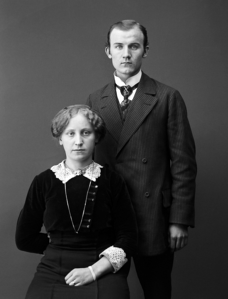 Elias Risberg med okänd kvinna.