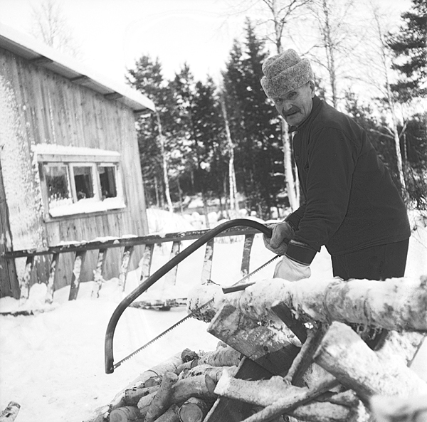 Oskar måste arbeta. Annars blir han 