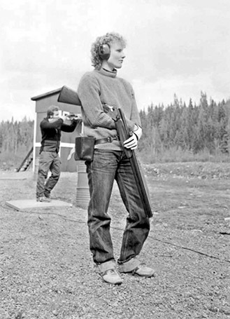 Mai-Greth Abramsson skjuter lerduvor.
