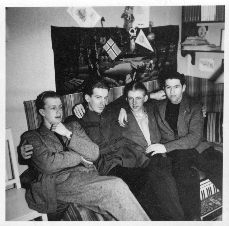 Porträtt av fyra dragspelare i soffan.
