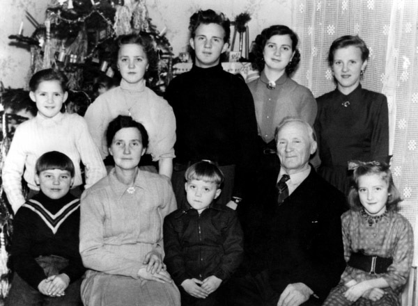 Oskar och Elvira Harlins familj.