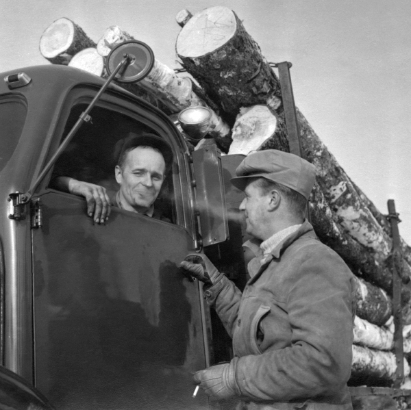 Gunnar Bergström med timmerbilen.
