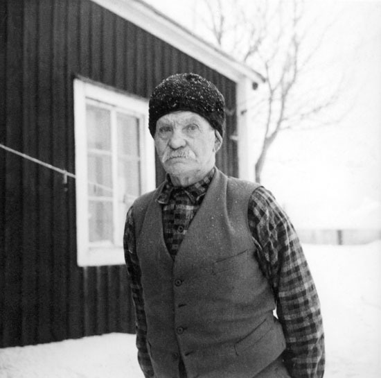 Isak Larsson framför sitt hus i Marsliden.
