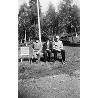 BO 00273.114 - Tre farbröder vilar på en parkbänk