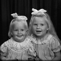 NY 001999 - Ateljefoto av syskonen Ann Sofi och Eva Elisabeth Granudden.