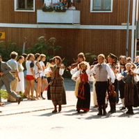 BO 00038.255 - Spelmän på väg till Kyrkan - Hembygdsdagarna 1983