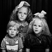 NY 001964 - Ateljéfoto av Bo Tage ,Karin Ann Mari och Anita Birgitta Sundqvist.