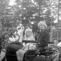 LS 0424.04 - Jon-Erik Öst med sitt barnbarn Karin Öst - Hembygdsdagarna 1964
