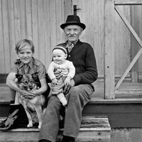 BO 00046.70 - Isak Larsson med barnbarn