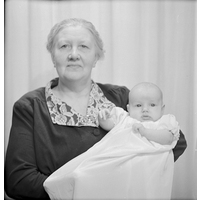 NY 005942
NY 005943b - Mormor Nylander och barnbarnet Ingelsson