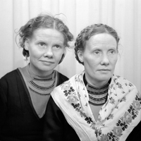 NY 004183 - Ateljéfotografi av Systrarna Elsa och Anna Boman