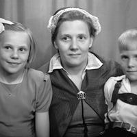 NY 001743b - Ateljefoto - Karin Skog med son och dotter