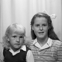 NY 002856b - Ateljèfotografi av Syskonen. Gösta Eugen och Gertrud Margareta Adamsson.