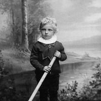 BO 00034.204 - Porträttbild av en liten pojke med käpp
