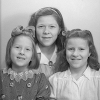 NY 001263 - Ateljefoto av Mary Eriksson och två Okända flickor