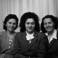 NY 002744b - Ateljéfotografi av Brita Dagny Marta Gavelin ,Irene Westerdahl och Vilma Torborg Kraft.