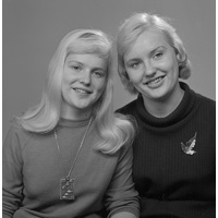 NY 202451c - Stina Kajsa och Birgitta Holm.