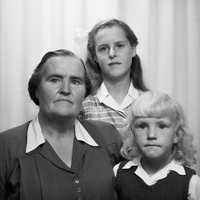 NY 002858b - Ateljèfotografi av Svea, Gösta och Gertrud Adamsson.