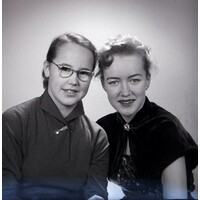 NY 201854B - Grupporträtt av Elly-Marie Sjödin och Sonja Bergström.