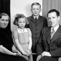 NY 000930 - Ateljéfoto - Alf & Magda Jonsson med sin familj