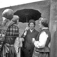 LS 0064.08 - Fyra damer i regnet - Hembygdsdagarna 1964