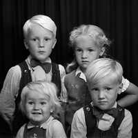 NY 001985d - Ateljéfoto av Leif Erik, Laila, Arne Ingemar och Erik Albin Vestin