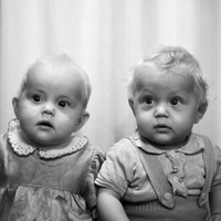 NY 002884 - Ateljèfotografi av Tvillingarna Gunnel Anita och Lars Bertil Fjällström.