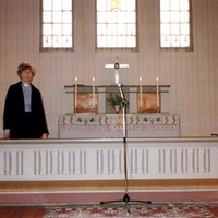 JL 00120 - Birgitta Larsson vid altaret