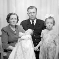 NY 200700b. - Lennart och Hulda Holmgren med familj.