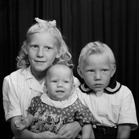 NY 001958b - Ateljéfoto av barnen Isaksson