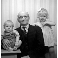NY 004618b - Johan Olof Fredriksson med barnbarn