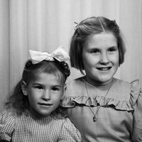 NY 002677 - Ateljefotografi av Syskonen Anna Marie och Gunnel Margareta Svensson.