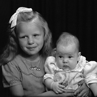 NY 001997 - Ateljéfotografi av syskonen Erna och Siv Tannå