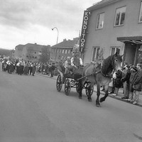 LS 0064.03 - Hästskjuts upp för Storgatan - Hembygdsdagarna 1964