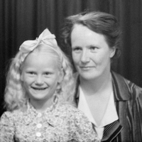 NY 001099b - Ateljéfoto - Mor och dotter Granevald