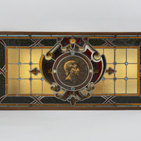 Polykromt glas fönster med medaljong av Scheele i mitten