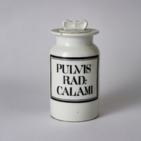 Ståndkärl, vitt porslin med grippropp, Pulvis Rad. Calami