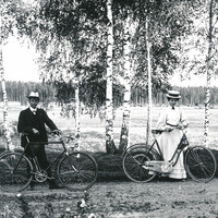 488-N0827 - Ett par med cyklar