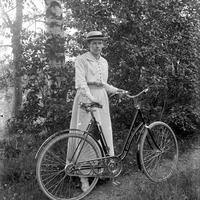 001-B102 - Kvinna med cykel