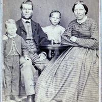 273-037 - Familjeporträtt