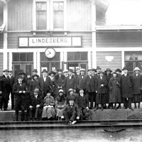 273-012 - Gruppbild från järnvägsstationen