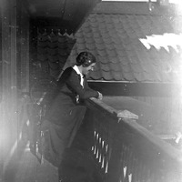 528-184 - Kvinna på balkong