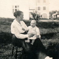 492-207 - En kvinna med ett barn