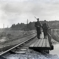 297-060 - Soldater bevakar järnvägsbron
