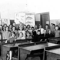 516-012 - Gruppbild av skolelever