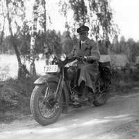 479-082 - Ove Nyberg kör motorcykel