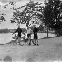 476-032 - Gruppbild av cyklister
