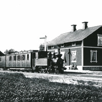 488-F0255 - Ånglok vid järnvägsstationen