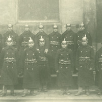 102-071 - Uniformerade män