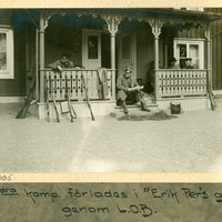 194-005 - Män på veranda